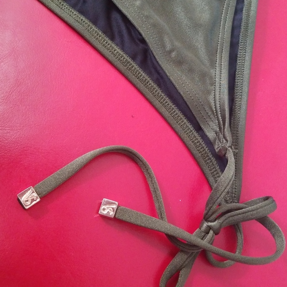 Bikini - Picture 2 of 3